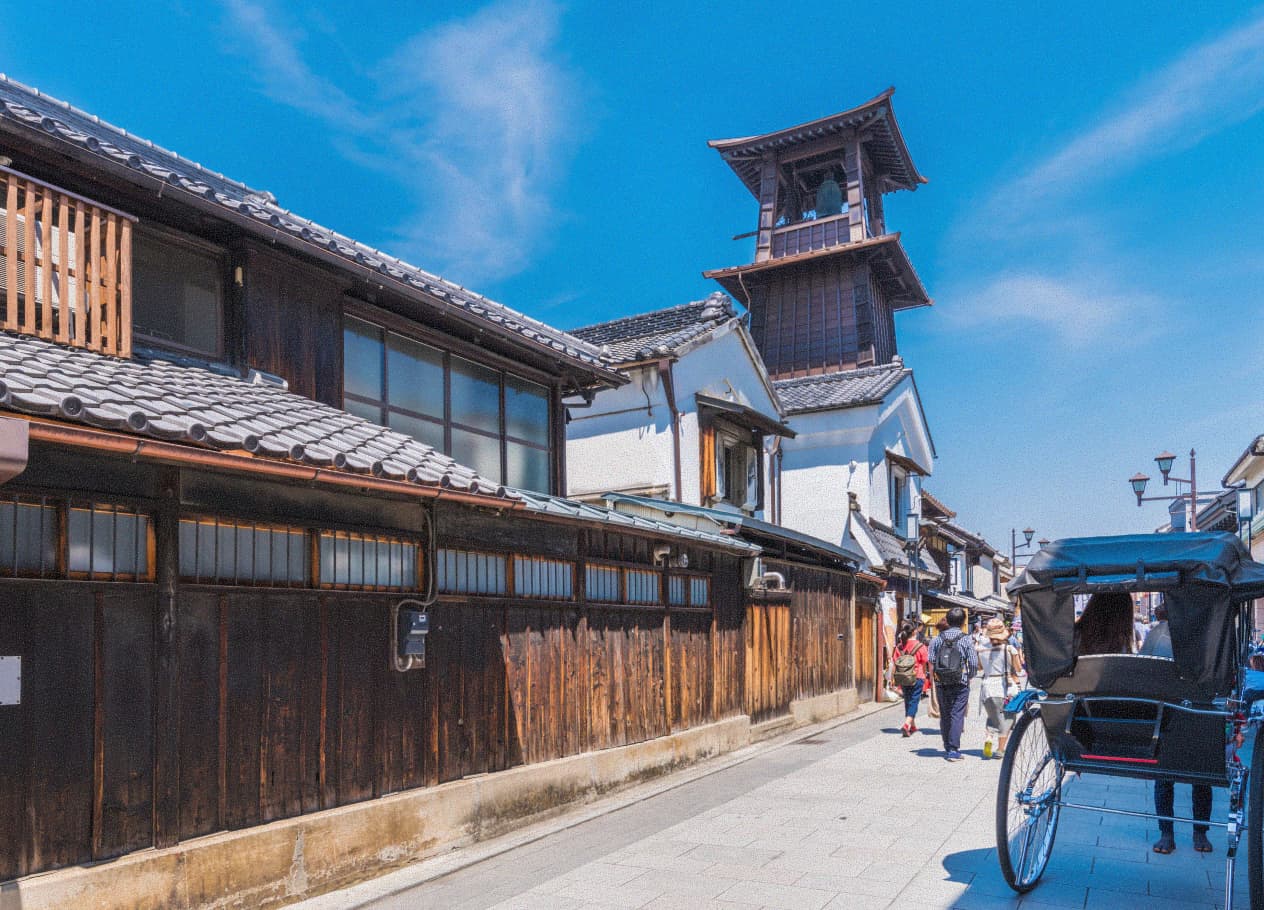 馬車が通りに停まっている様子を捉えた画像