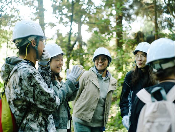 森を散策する人々