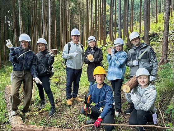 森を散策する人々