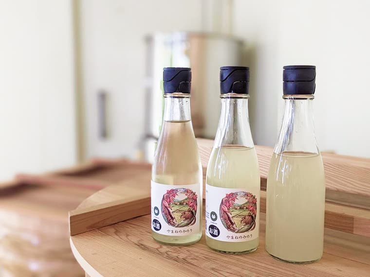 木製のテーブルの上に置かれた3本の酒瓶が並んでいます