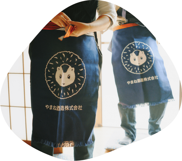 エプロンに「着物」と書かれた2人の人が並んでいる画像