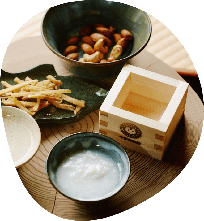 食べ物の入ったボウルと木製の箱が置かれたテーブルの画像