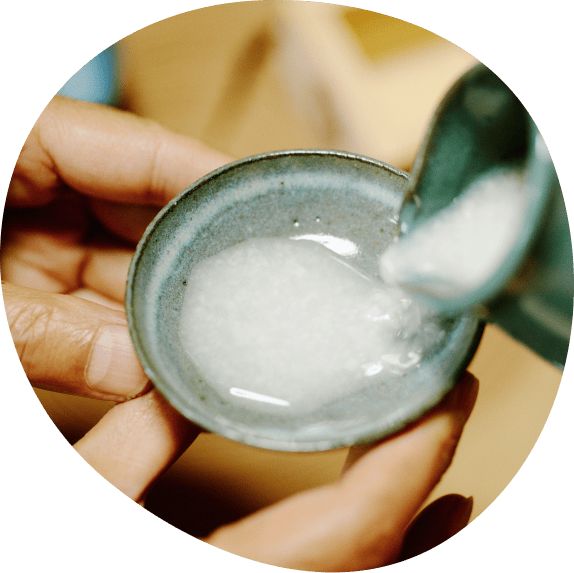 手にお酒を持つ人物の画像