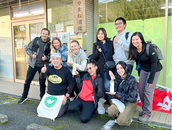 馬車が通りに停まっている様子を捉えた画像