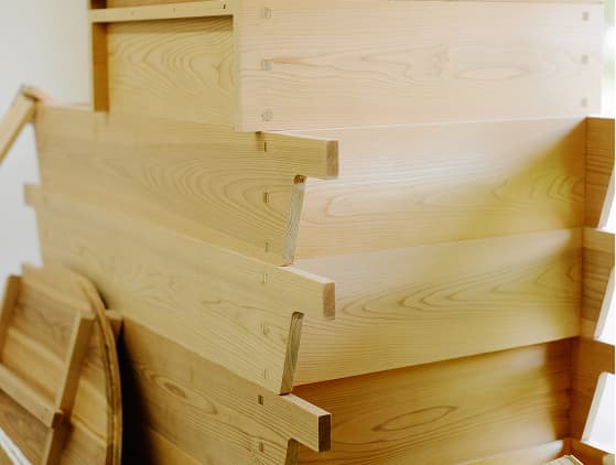 木製の箱が重なって積まれている様子の画像