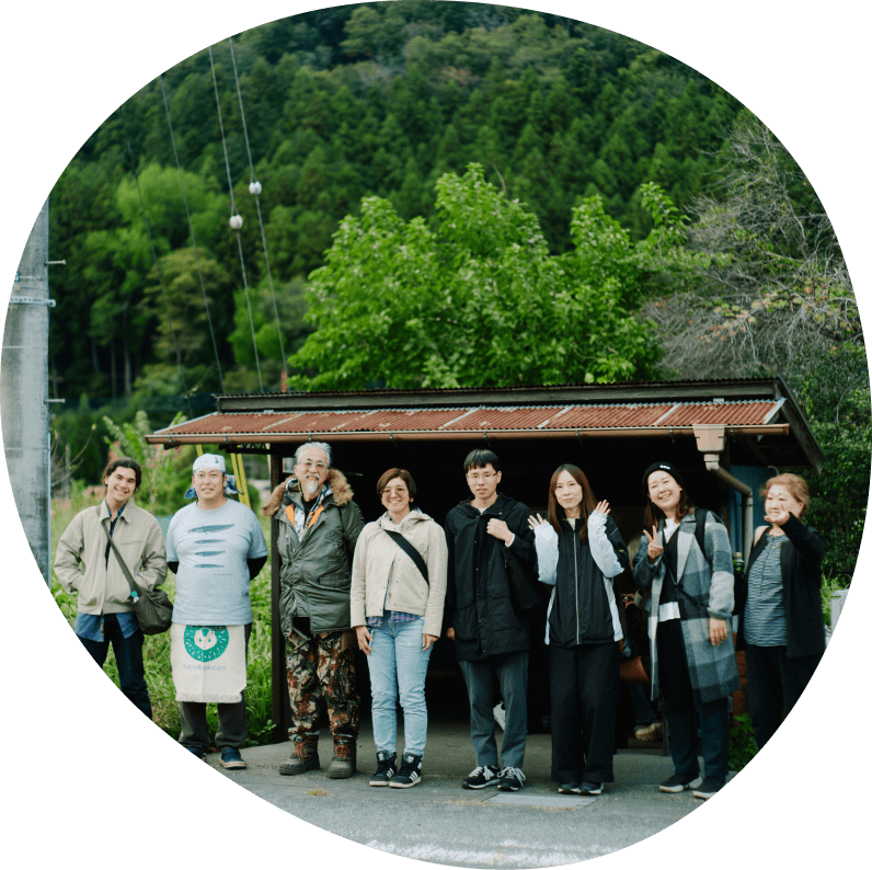 小屋の前に立つ人々のグループ