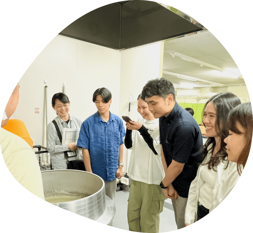 大きな鍋の周りに立っている人々のグループ